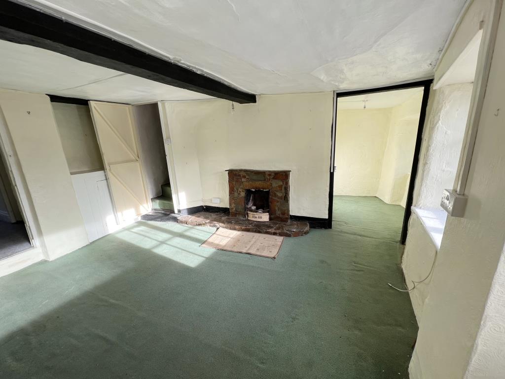 Lot: 124 - COTTAGE FOR REFURBISHMENT IN VILLAGE LOCATION - 